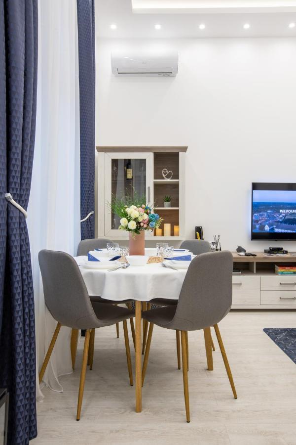 נובי סאד Theatre Square Apartments מראה חיצוני תמונה