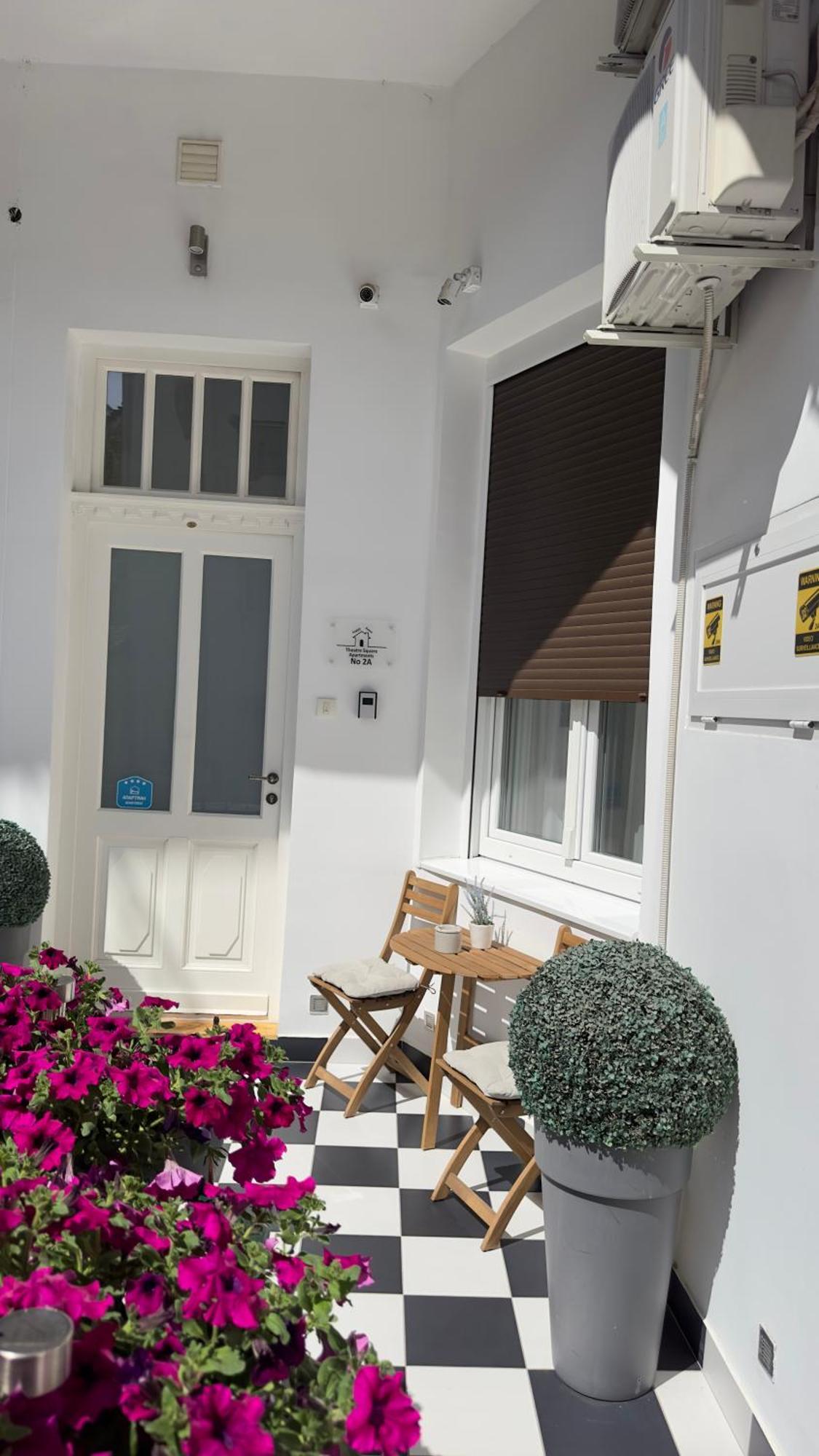 נובי סאד Theatre Square Apartments מראה חיצוני תמונה